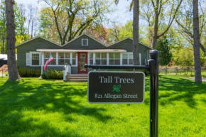 Tall Trees - great location to downtown Saugatuck - Pet Friendly!